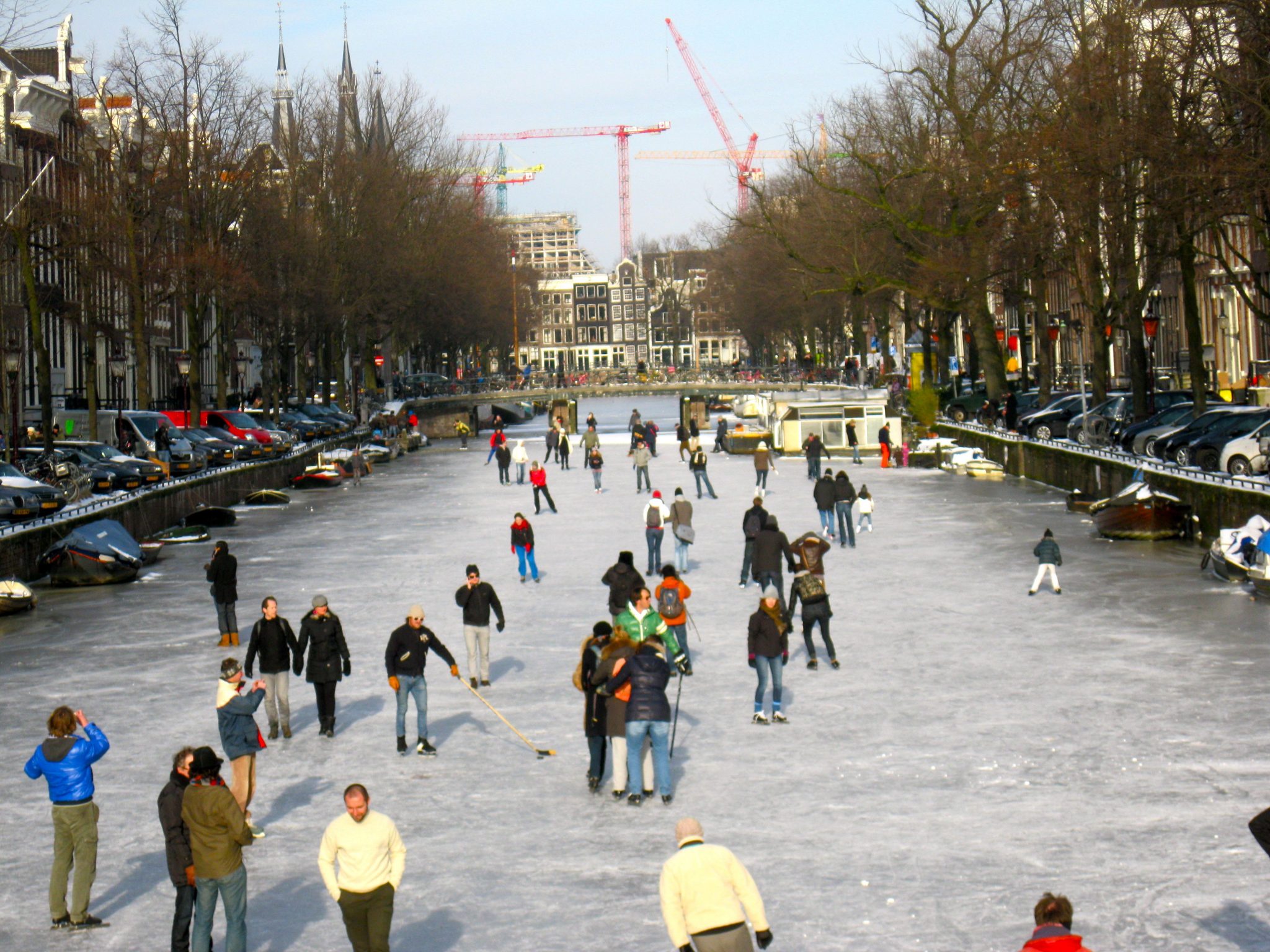 amsterdam-canal-skaters